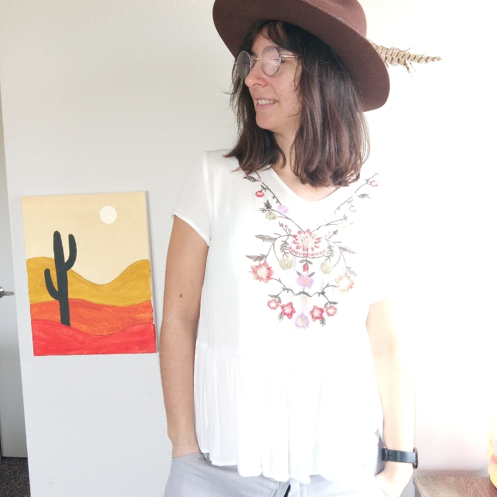 Women's Flowy Bohemian White Tunic with Floral Patterns Size M Blue B